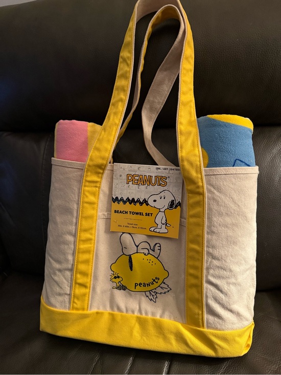 Peanuts Handbags - Peanuts Canvas Beach Tote with Yellow Trim with 2 beach towels